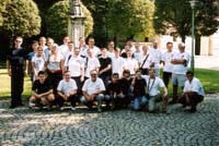 Folkloristi pred samostanom 